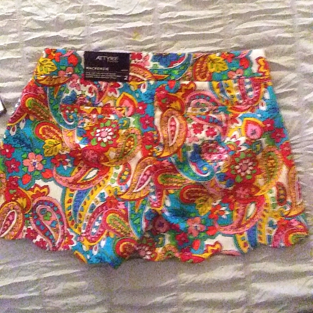 ATTYRE NEW YORK, MACKENZIE PAISLEY PRINT VIBRANT SHORTS, SIZE 2 - Picture 2 of 3